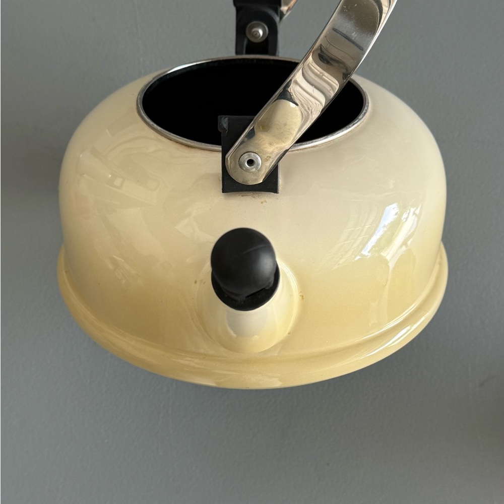 Le Creuset Enamel on Steel Classic Tea Kettle with Stay-Cool Folding Handle. OS - Picture 6 of 9